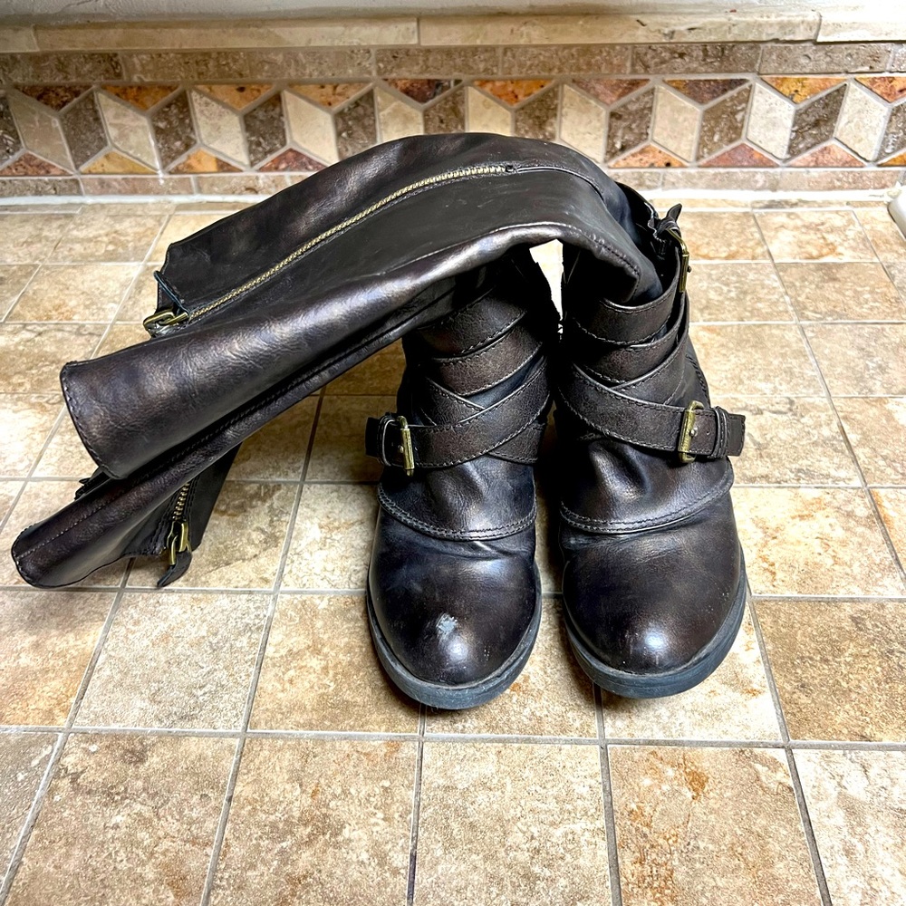 7 1/2 Med knee high brown boot